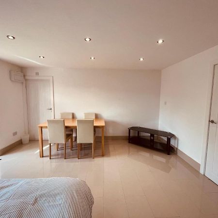Large Studio Flat B Near Heathrow Hillingdon Ngoại thất bức ảnh