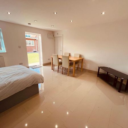 Large Studio Flat B Near Heathrow Hillingdon Ngoại thất bức ảnh